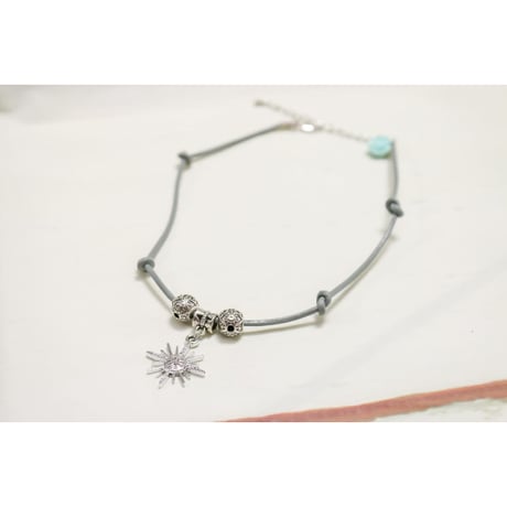 【Hiina Rose】／ウエスタン調・クロススター・カラーレザー ネックレス（スモークブルー）