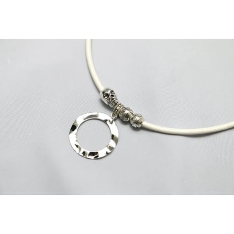 【Hiina Rose】／エスニック調・メタルフープ ネックレス（ホワイト）
