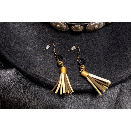 【Hiina Rose】／メタルローズ×タッセル ピアス（ダークグリーン×アイボリー）