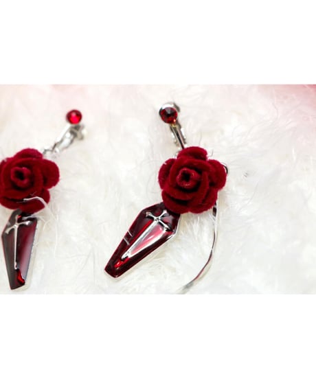 【Hiina Rose】／クロス×ツイストチャーム ベロアローズ・スワロフスキー付き イヤリング（レッド）