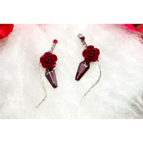 【Hiina Rose】／クロス×ツイストチャーム ベロアローズ・スワロフスキー付き イヤリング（レッド）