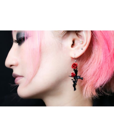 【Hiina Rose】／ゴシック調 ブラッククロス×ダブルローズ ピアス（レッド×レッドローズ）