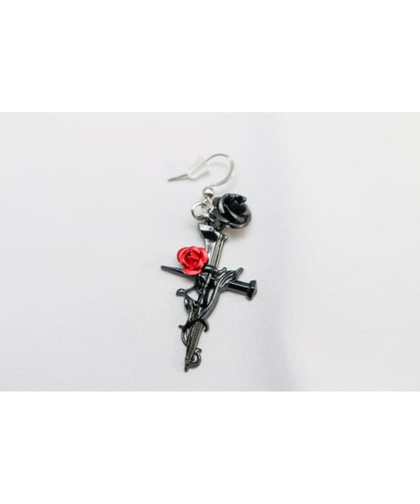 【Hiina Rose】／ゴシック調 ブラッククロス×ダブルローズ ピアス（レッド×ブラックローズ）