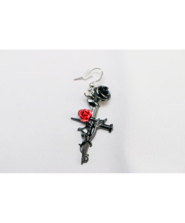 ブラックローズモチーフ チェーンピアス Hiina Rose】／ゴシック調 ブラッククロス×ダブルローズ ピアス