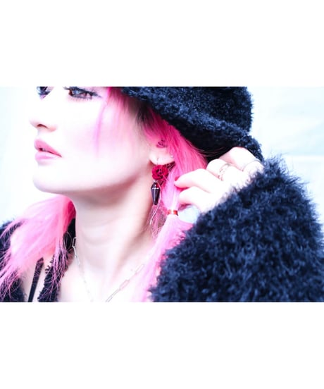 【Hiina Rose】／クロス×ツイストチャーム ベロアローズ ピアス（レッド）