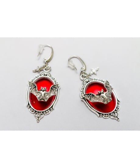 【Hiina Rose】／バット×クロス ゴシック調デザイン ピアス（レッド）／【数量限定販売】