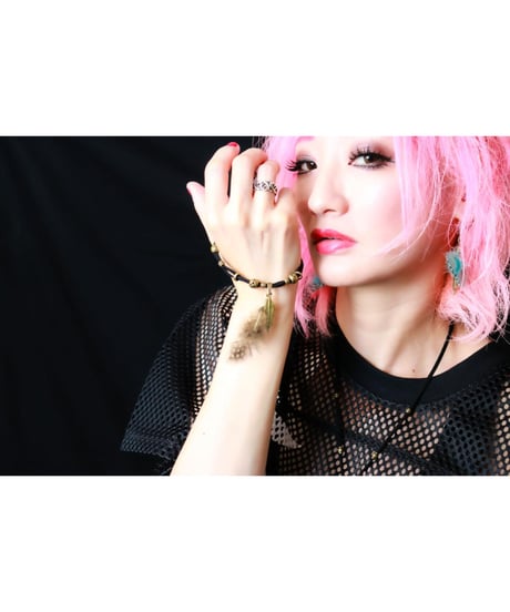 【Hiina Rose】／リアル・フェザー×メタル・フェザー スエードブレスレット（ブラック×ダークグリーン）