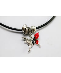 【Hiina Rose】／バイカラー・メタルバタフライ ネックレス（レザー／レッド） 【期間限定・ご予約特典あり!!】