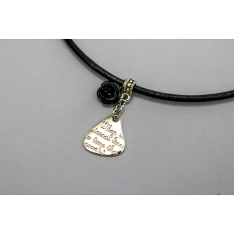 【Hiina Rose】／メッセージプレート ネックレス（レザー／ブラック）