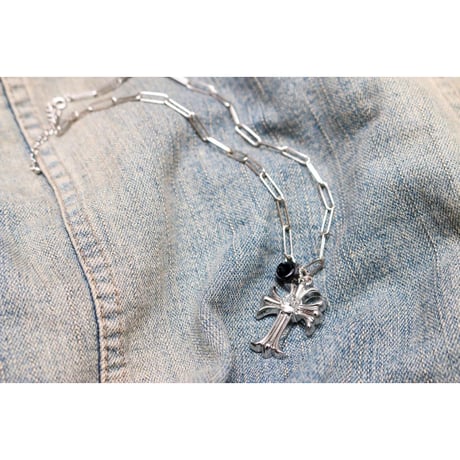 【Hiina Rose】／デザインチェーン・ラインストーン付き クロス ネックレス（ブラック）