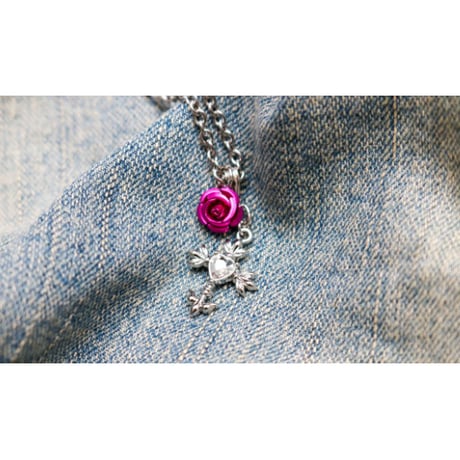 【Hiina Rose】／デザインクロス・ハートラインストーン付き ネックレス（フューシャピンク）