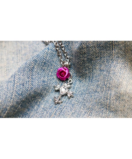 【Hiina Rose】／デザインクロス・ハートラインストーン付き ネックレス（フューシャピンク）