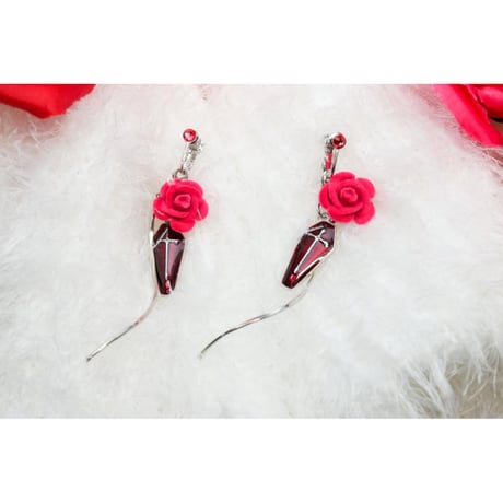【Hiina Rose】／クロス×ツイストチャーム ベロアローズ ・スワロフスキー付き イヤリング（ピンク）