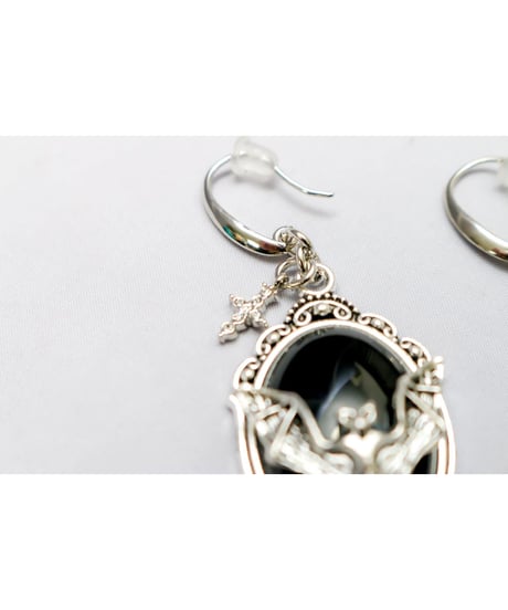 【Hiina Rose】／バット×クロス ゴシック調デザイン ピアス（ブラック）／【数量限定販売】