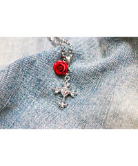 【Hiina Rose】／デザインクロス・ハートラインストーン付き ネックレス（レッド）