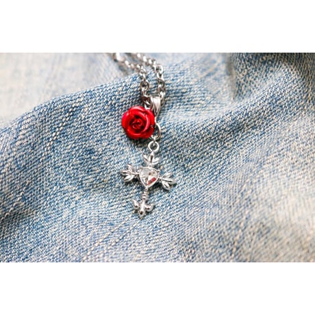 【Hiina Rose】／デザインクロス・ハートラインストーン付き ネックレス（レッド）