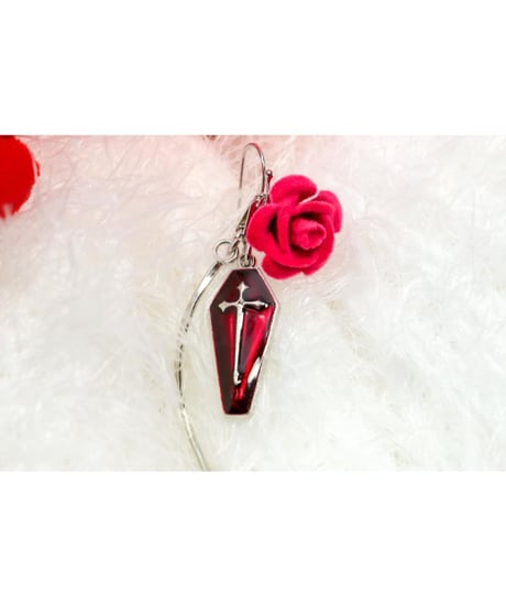 【Hiina Rose】／クロス×ツイストチャーム ベロアローズ ピアス（ピンク）