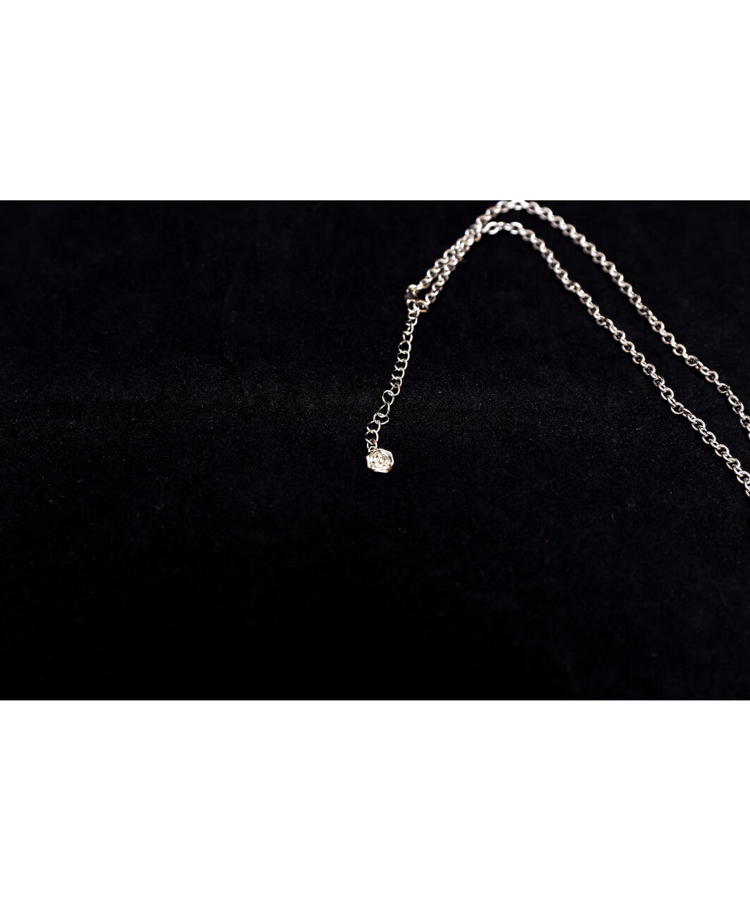 Hiina Rose】／メタルリング×スワロフスキー・クロス チェーン