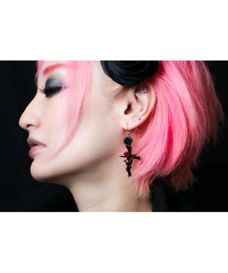 Hiina Rose】／ゴシック調 ブラッククロス×ダブルローズ ピアス