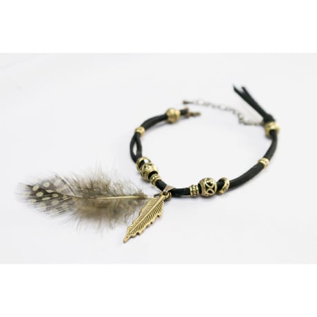 【Hiina Rose】／リアル・フェザー×メタル・フェザー スエードブレスレット（ブラック×ダークグリーン）