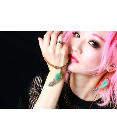 【Hiina Rose】／リアル・フェザー×メタル・フェザー スエードブレスレット（ブラウン×ブルー）