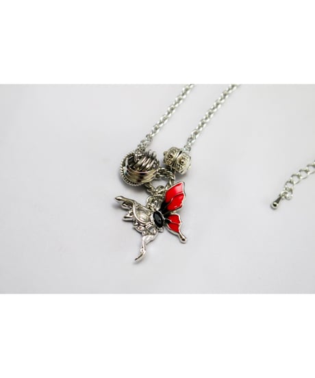 【Hiina Rose】／バイカラー・メタルバタフライ ネックレス（チェーン／レッド） 【期間限定・ご予約特典あり!!】
