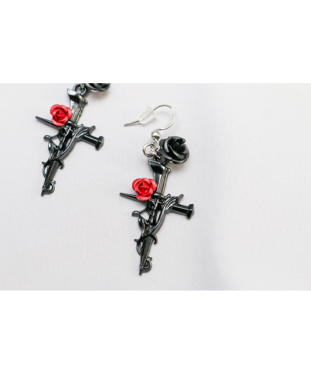 Hiina Rose】／ゴシック調 ブラッククロス×ダブルローズ ピアス