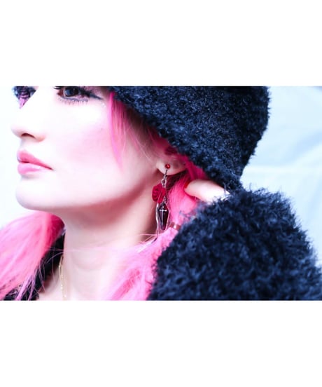【Hiina Rose】／クロス×ツイストチャーム ベロアローズ・スワロフスキー付き イヤリング（レッド）
