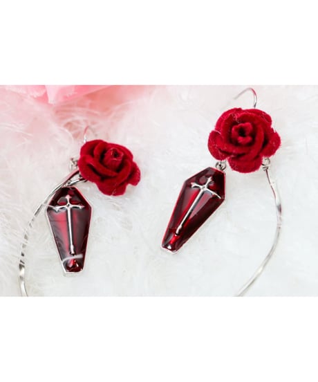 【Hiina Rose】／クロス×ツイストチャーム ベロアローズ ピアス（レッド）