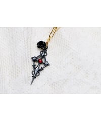 ゴシック調 ストーン付きブラッククロス・チェーンネックレス（ストーン＝レッド）【数量限定販売】