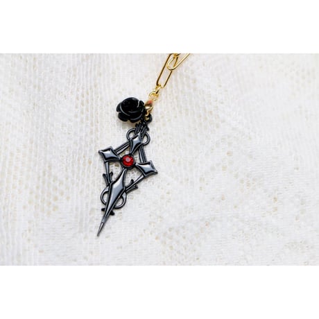 ゴシック調 ストーン付きブラッククロス・チェーンネックレス（ストーン＝レッド）【数量限定販売】
