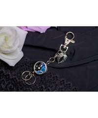 【Hiina Rose】／スワロフスキー×ブラックスカル・リールキーホルダー（ブルー）