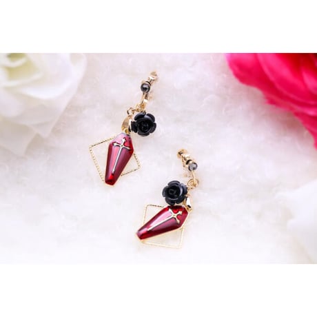 【Hiina Rose】／クロス×スパークルリング イヤリング（ブラックローズ／G）