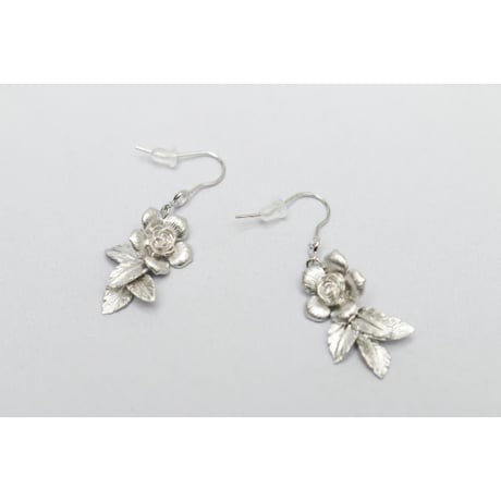 【Hiina Rose】／ストーン付き・シルバー・ローズリーフ ピアス（ホワイトシルバー）