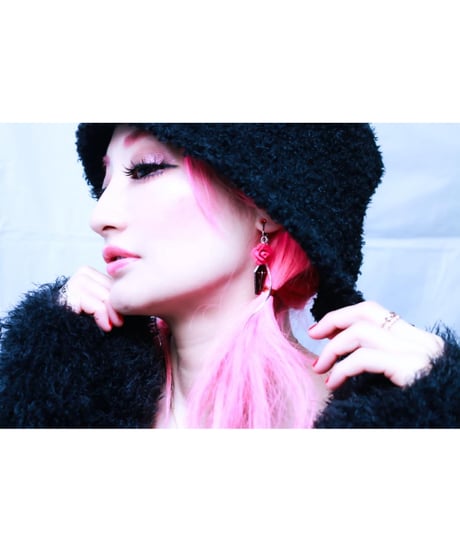 【Hiina Rose】／クロス×ツイストチャーム ベロアローズ ・スワロフスキー付き イヤリング（ピンク）