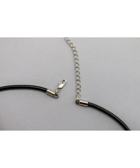 【Hiina Rose】／メッセージプレート ネックレス（レザー／レッド）