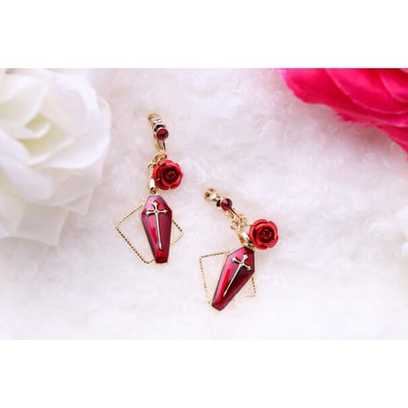 【Hiina Rose】／クロス×スパークルリング イヤリング（レッドローズ／G）