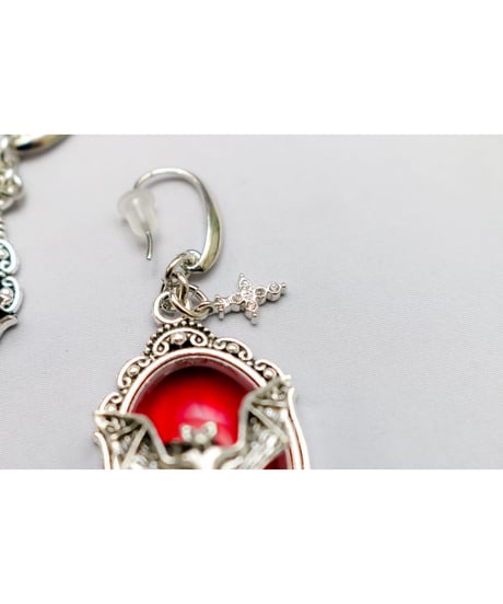 【Hiina Rose】／バット×クロス ゴシック調デザイン ピアス（レッド）／【数量限定販売】