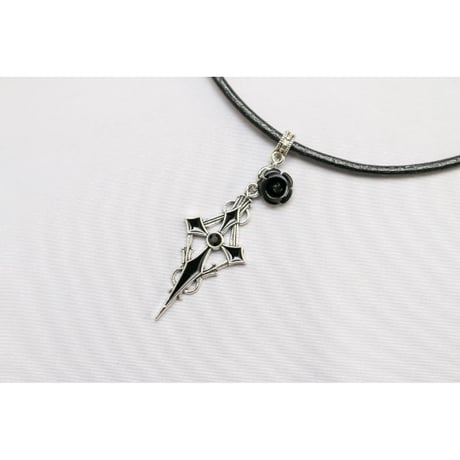 【Hiina Rose】／ゴシック調 ストーン付きブラッククロス・レザーネックレス（ストーン＝ブラック／40cm）