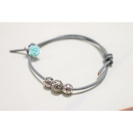 【Hiina Rose】／ウエスタン調・カラーレザー ブレスレット（スモークブルー）