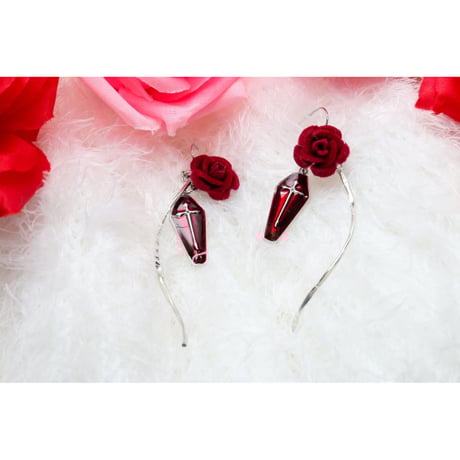 【Hiina Rose】／クロス×ツイストチャーム ベロアローズ ピアス（レッド）