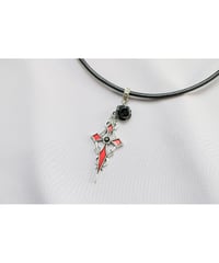 【Hiina Rose】／ゴシック調 ストーン付きレッドクロス・レザーネックレス（ストーン＝ブラック／40cm）