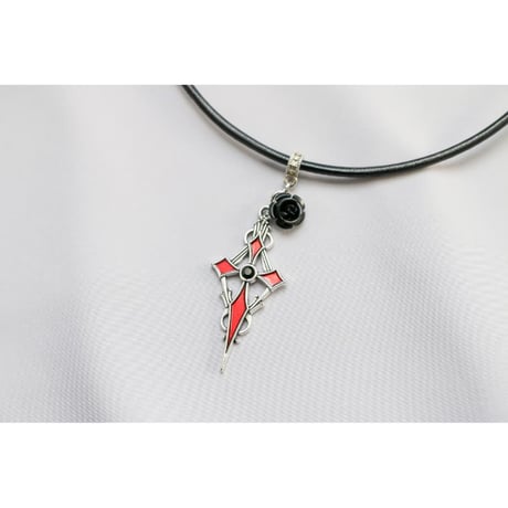 【Hiina Rose】／ゴシック調 ストーン付きレッドクロス・レザーネックレス（ストーン＝ブラック／40cm）