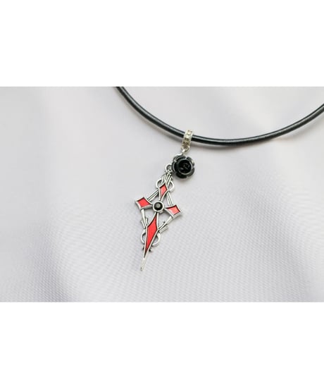【Hiina Rose】／ゴシック調 ストーン付きレッドクロス・レザーネックレス（ストーン＝ブラック／40cm）