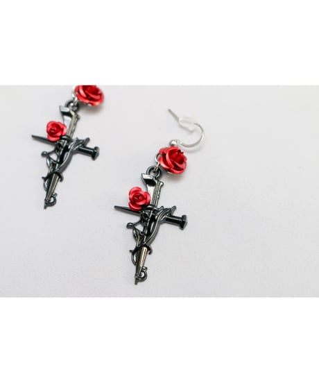 【Hiina Rose】／ゴシック調 ブラッククロス×ダブルローズ ピアス（レッド×レッドローズ）