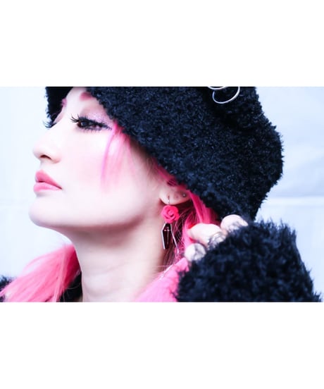 【Hiina Rose】／クロス×ツイストチャーム ベロアローズ ピアス（ピンク）