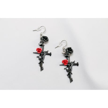 【Hiina Rose】／ゴシック調 ブラッククロス×ダブルローズ ピアス（レッド×ブラックローズ）