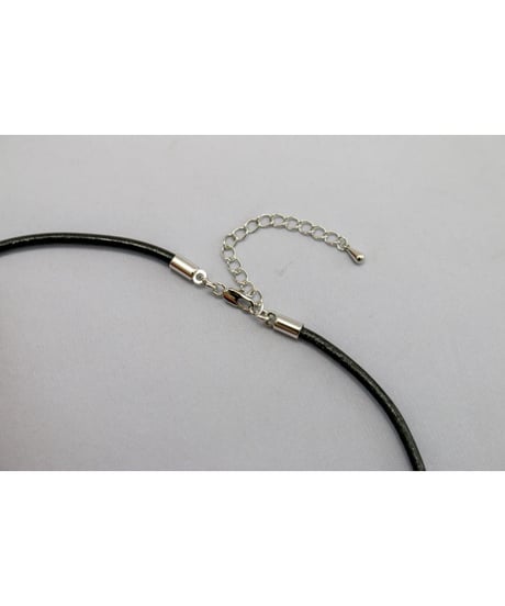 【Hiina Rose】／メッセージプレート ネックレス（レザー／レッド）