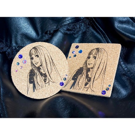 【Hiina Rose】／HINAサイン入り！スワロフスキー・コースター セット（コルク／ラウンド型 & スクエア型）“5周年スペシャル価格!!”（数量限定販売）【期間限定・スペシャル特典あり!!】