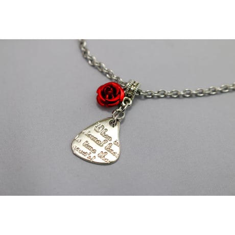 【Hiina Rose】／メッセージプレート ネックレス（チェーン／レッド）